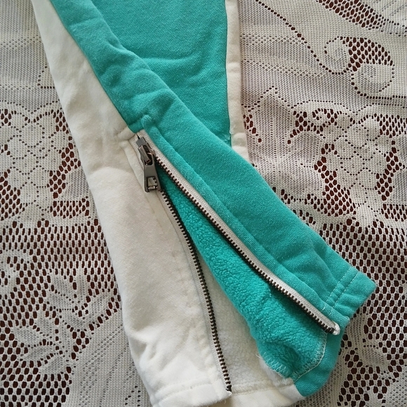 #0130 Boys Makobi Cream, Green and Red Sweat Pants Size Medium - Picture 3 of 16